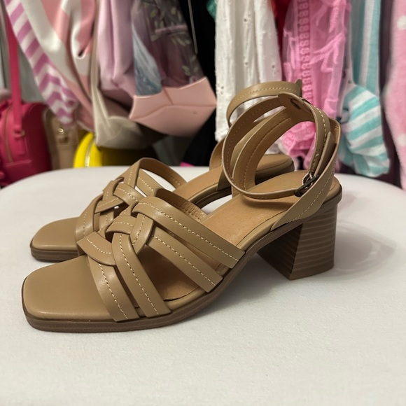 Frye and Co. Soft Nude Tan Strappy Chunky Heel Sandals Size 6 - Picture 2 of 9